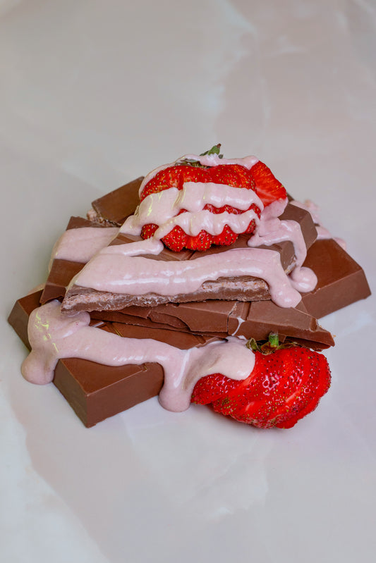 Dubai Chocolate strawberry kunefe ( Milk Chocolate)